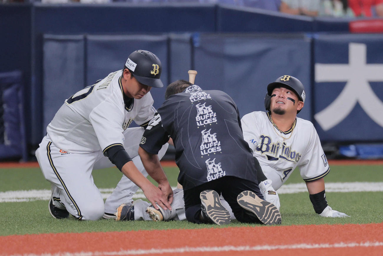 オリックス対楽天　5回裏オリックス無死、森は死球を受けて交代となる（撮影・宮崎幸一）