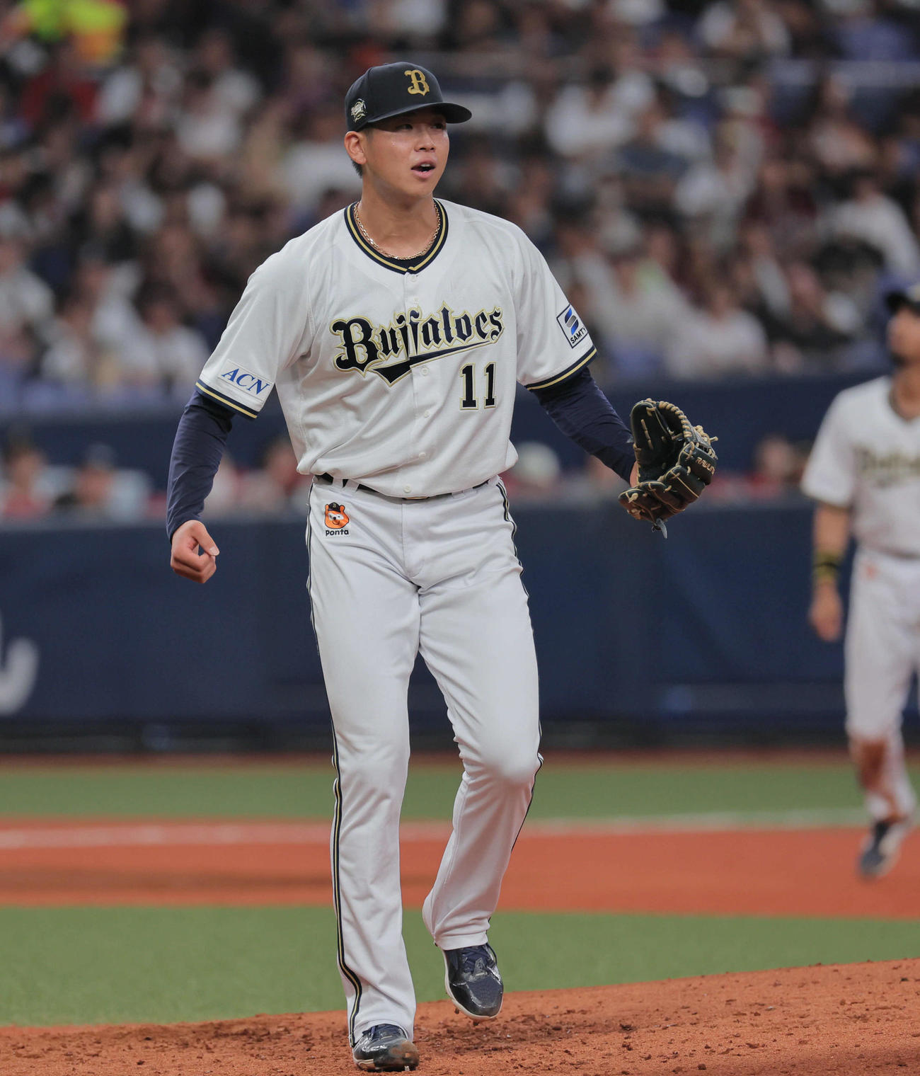 オリックス対楽天　3回表楽天2死、山下は小深田を三振にとりガッツポーズ（撮影・宮崎幸一）
