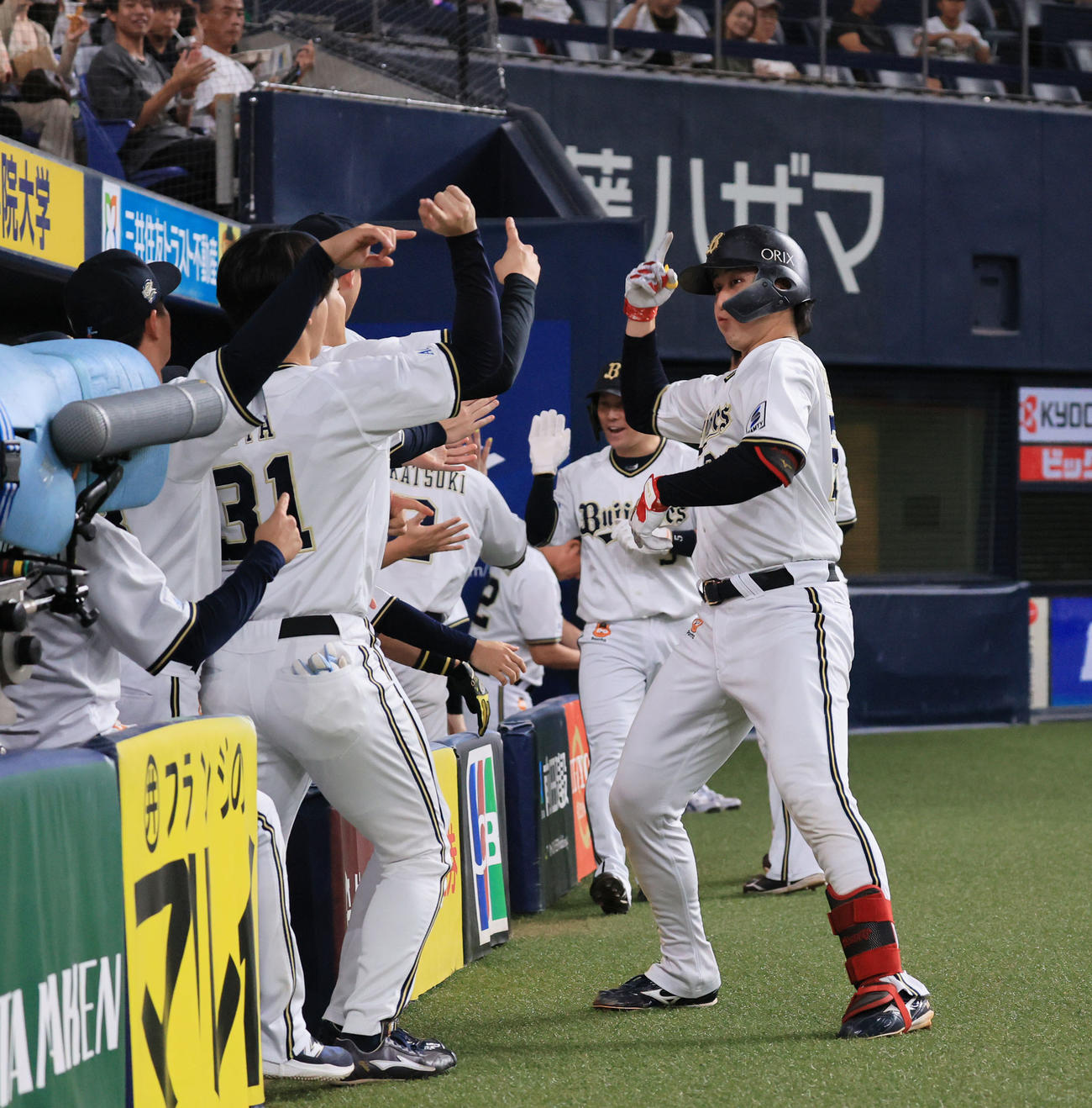 オリックス対楽天　5回裏オリックス無死一塁、紅林は左越え先制2点本塁打を放ち、ナインと踊る（撮影・宮崎幸一）
