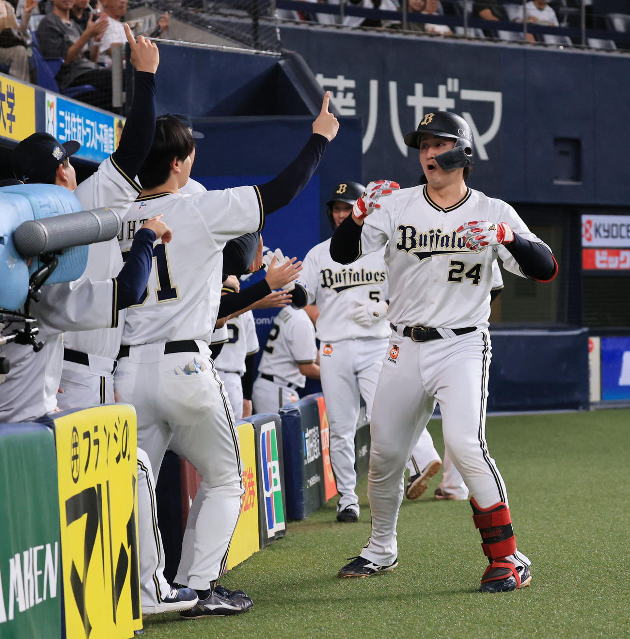 オリックス対楽天　5回裏オリックス無死一塁、紅林は左越え先制2点本塁打を放ち、ナインと踊る（撮影・宮崎幸一）