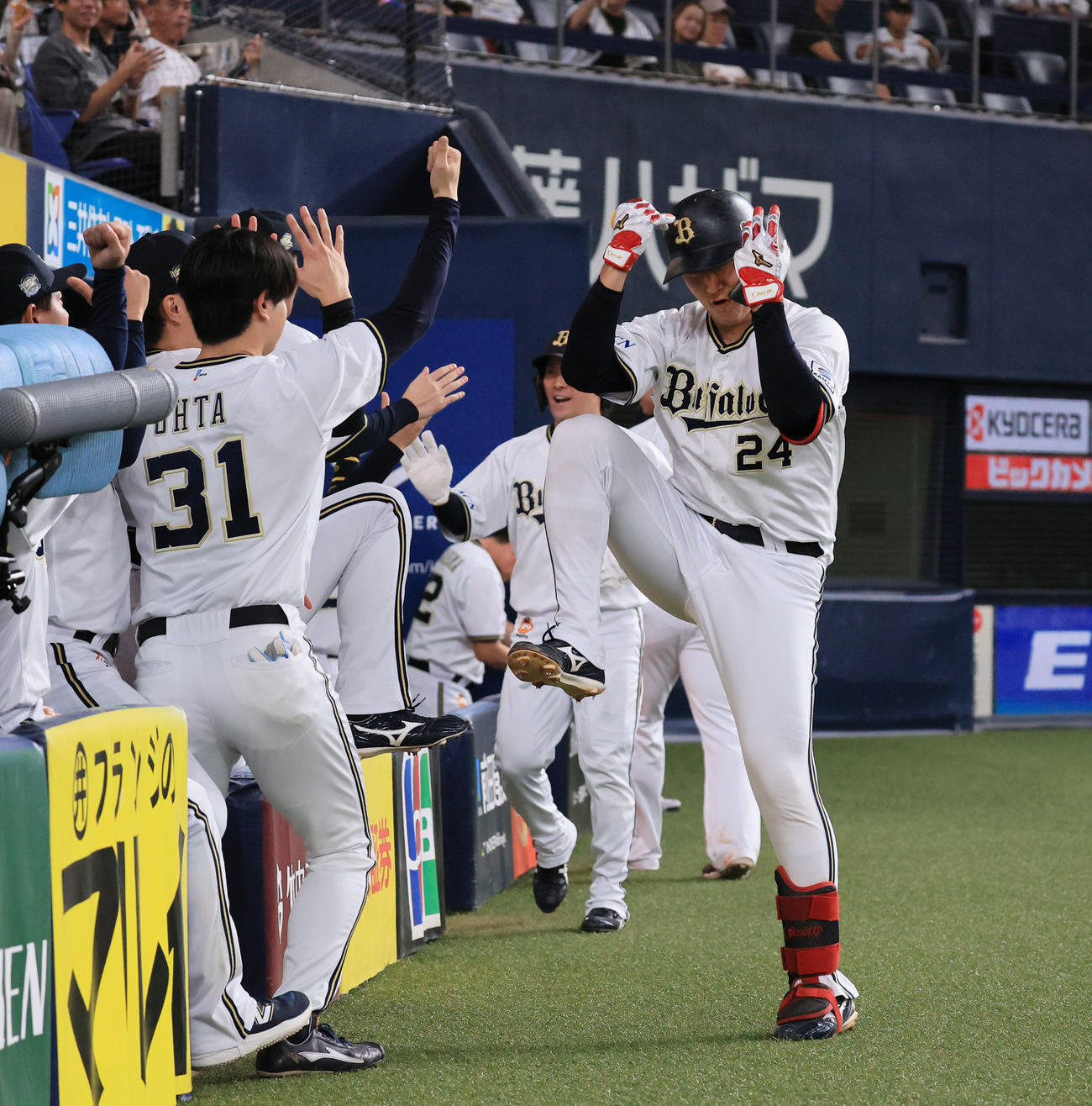 オリックス対楽天　5回裏オリックス無死一塁、紅林は左越え先制2点本塁打を放ち、ナインと踊る（撮影・宮崎幸一）