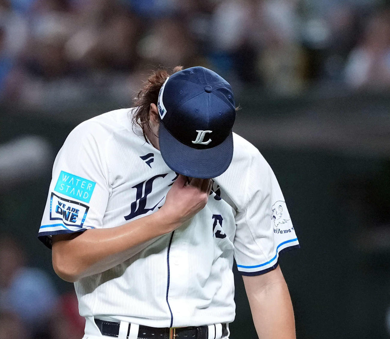 西武対ソフトバンク　5回表、ソフトバンクに1－4とされ下を向く西武の先発高橋（撮影・たえ見朱実）