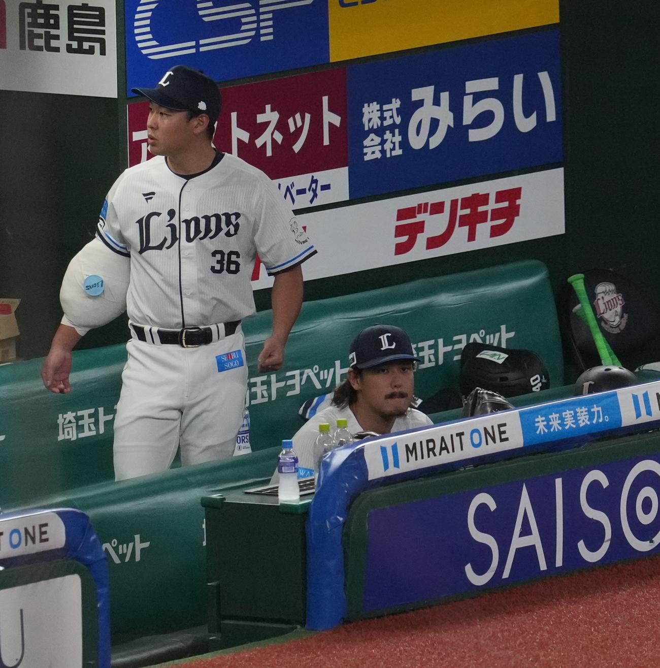西武対ソフトバンク　ベンチの高橋光（撮影・井上学)
