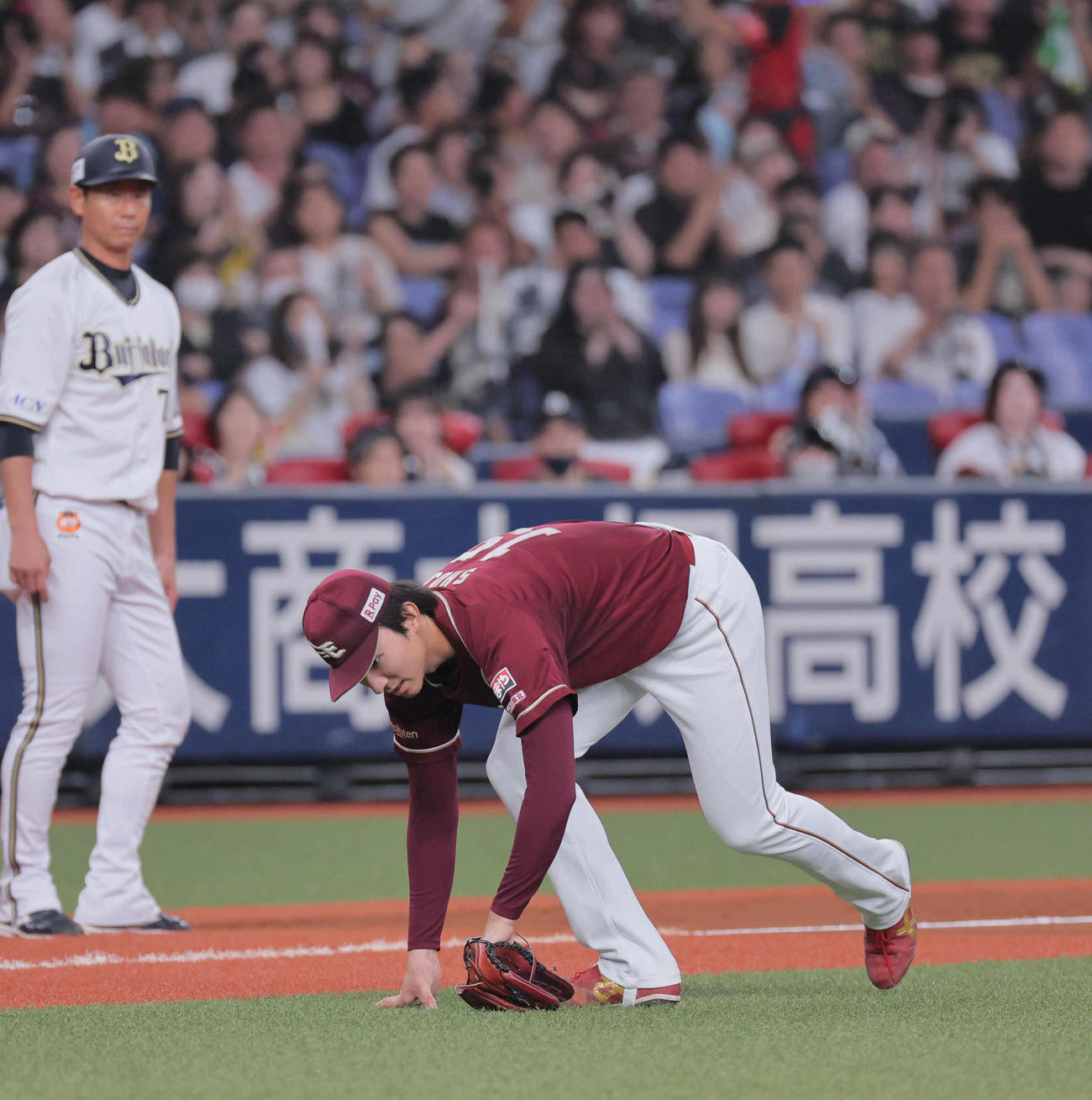 オリックス対楽天　4回裏オリックス2死二塁、荘司は若月の打球を足に受ける（撮影・宮崎幸一）