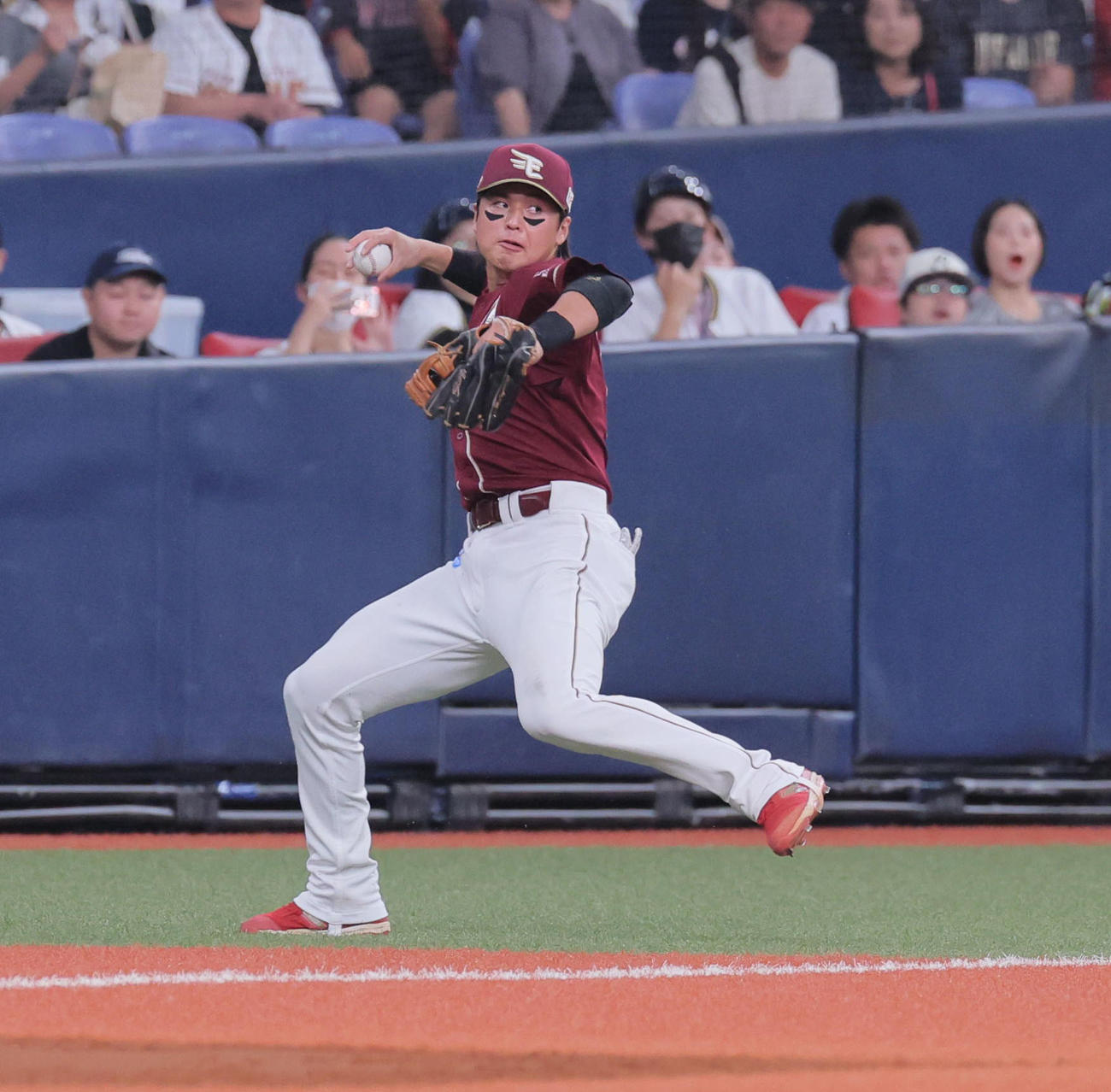 オリックス対楽天　4回裏オリックス2死一、三塁、黒川は杉本の三塁線への打球を好捕し、若月を二封する（撮影・宮崎幸一）