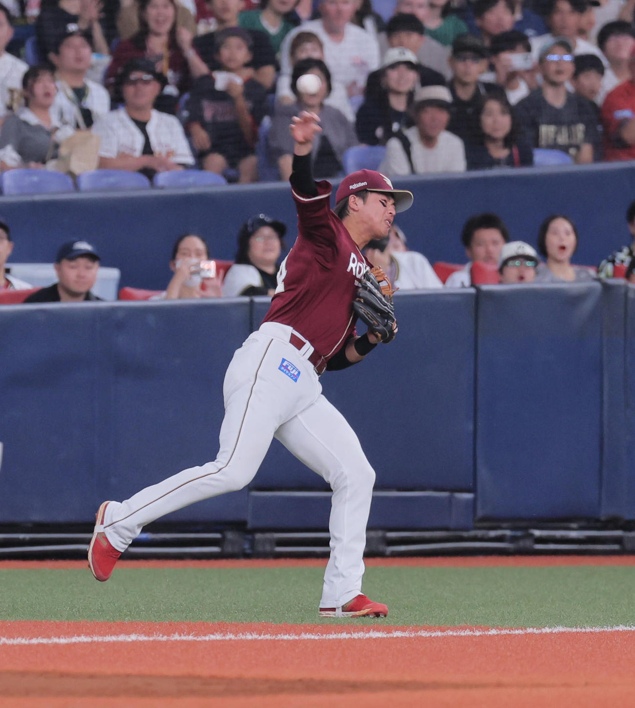 オリックス対楽天　4回裏オリックス2死一、三塁、黒川は杉本の三塁線への打球を好捕し、若月を二封する（撮影・宮崎幸一）