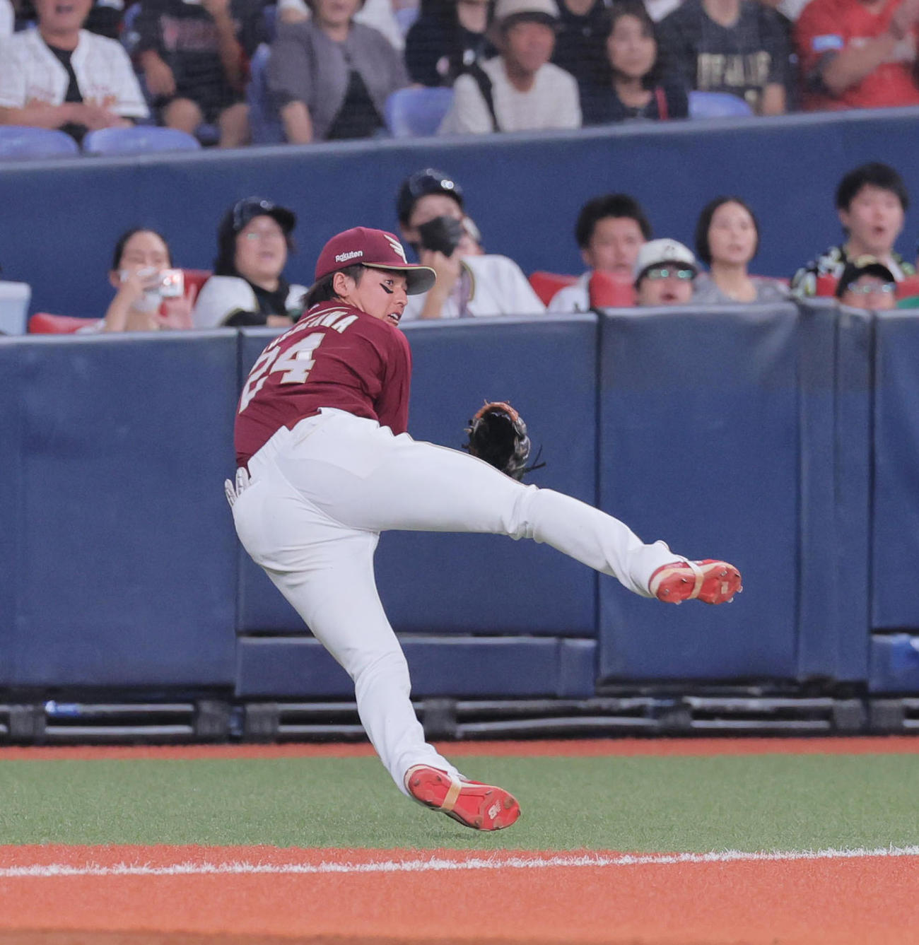 オリックス対楽天　4回裏オリックス2死一、三塁、黒川は杉本の三塁線への打球を好捕し、若月を二封する（撮影・宮崎幸一）
