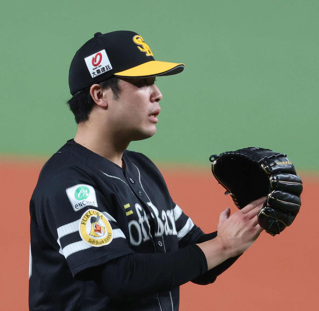 西武対ソフトバンク　三振に仕留め拍手するソフトバンク藤井（撮影・増田悦実）