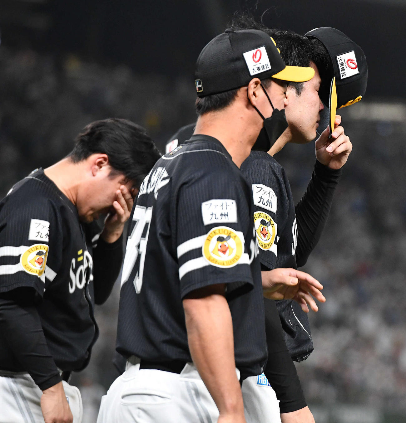 西武対ソフトバンク　山川にサヨナラ本塁打を打たれ、涙を流しながらファンにあいさつへ向かう藤井（右）と海野（左）（2022年10月撮影）