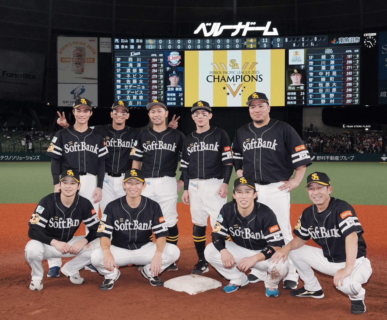 西武対ソフトバンク　記念撮影に納まるソフトバンクの選手たち（撮影・たえ見朱実）