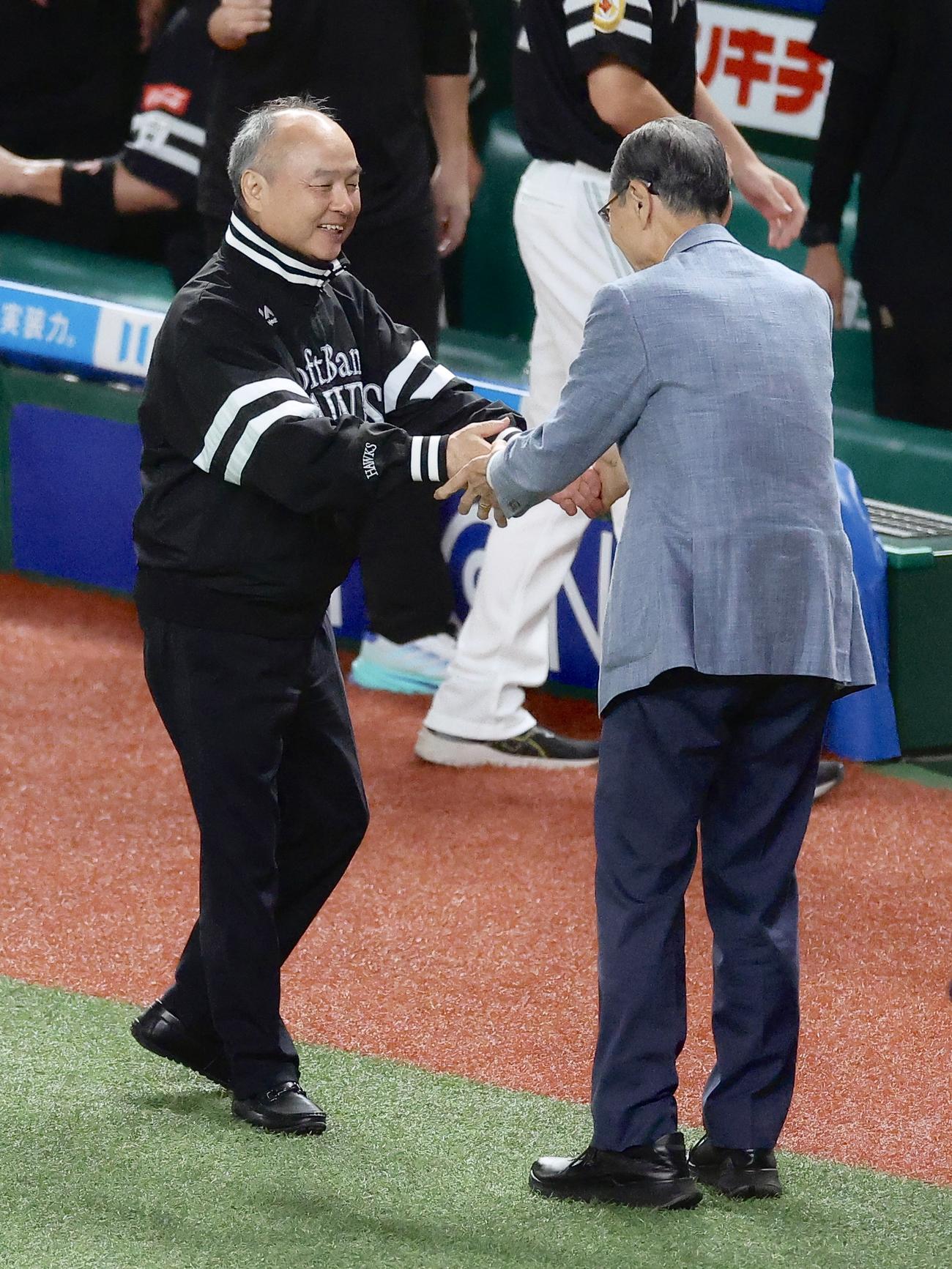 西武対ソフトバンク　リーグ優勝を決め握手を交わす孫オーナー（左）と王会長（撮影・河田真司）