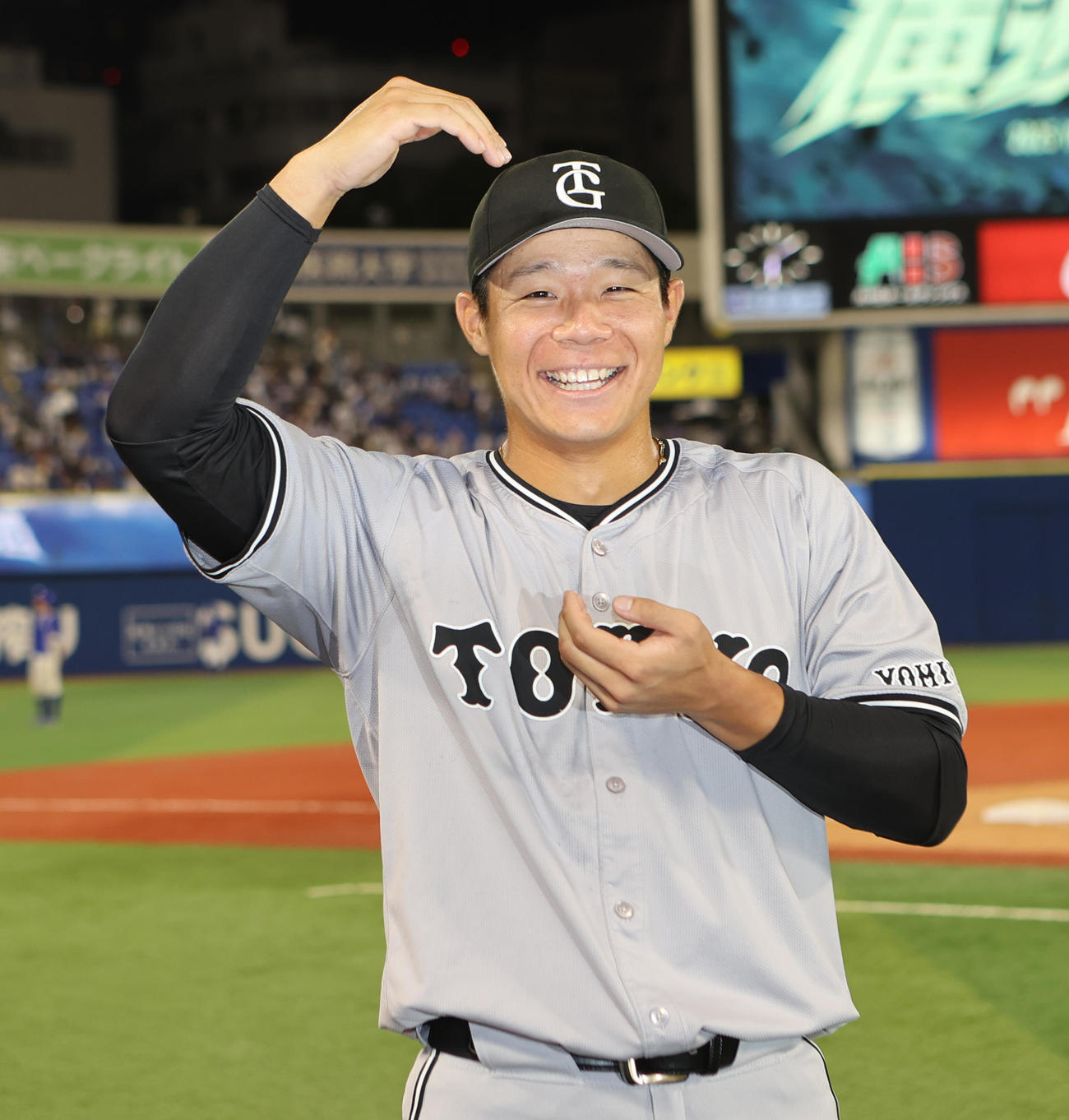 DeNA対巨人　お立ち台を終え笑顔でポーズをとる佐々木（撮影・水谷安孝）