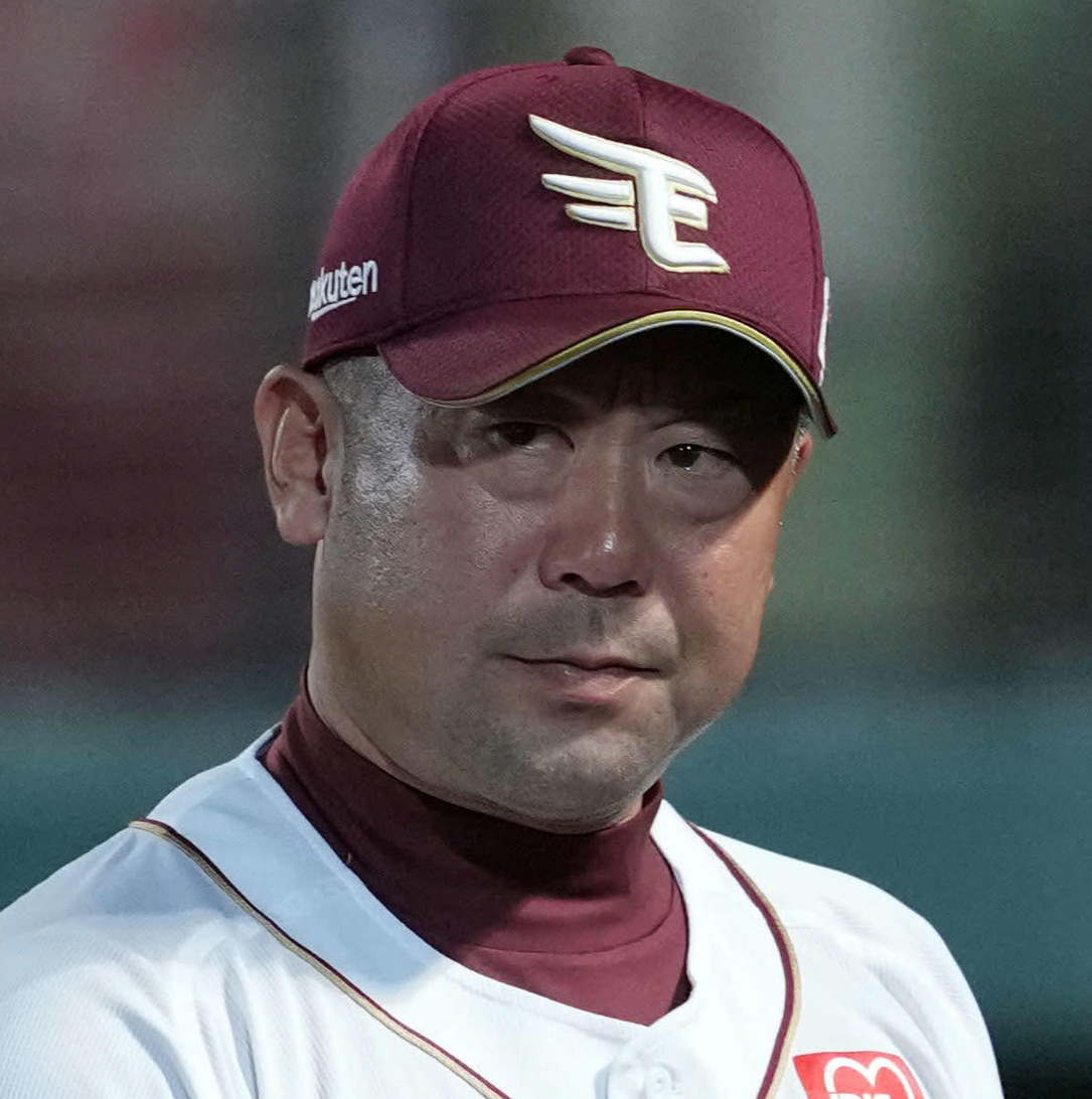 楽天対ソフトバンク　9回表、選手交代を告げベンチに戻る三木監督（撮影・たえ見朱実）