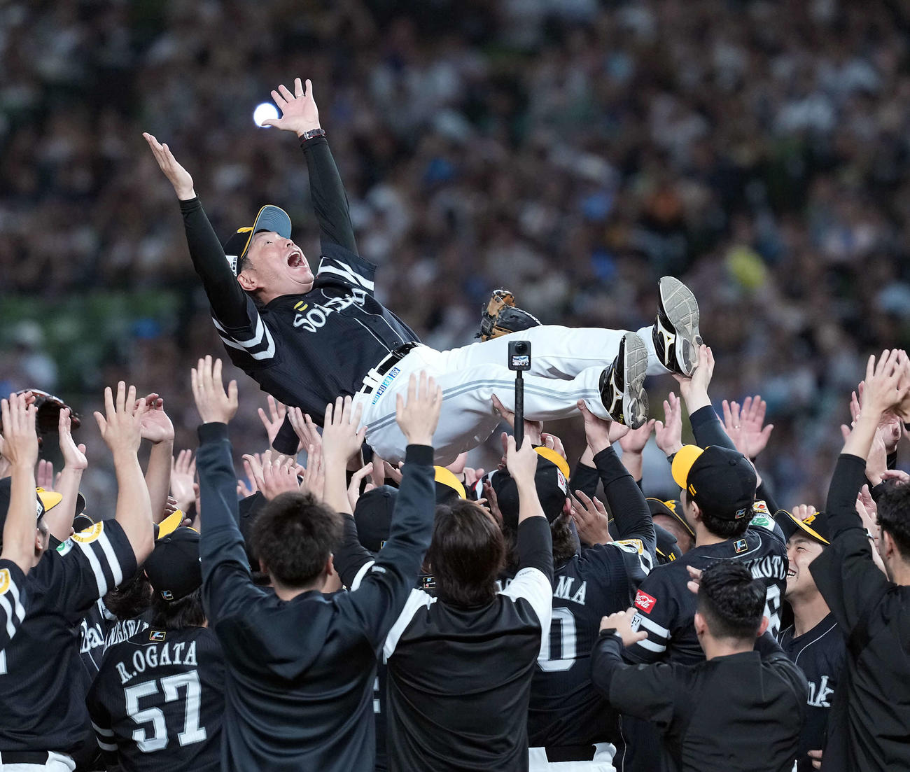 西武対ソフトバンク　リーグ優勝を飾り胴上げされるソフトバンク小久保監督（撮影・たえ見朱実）