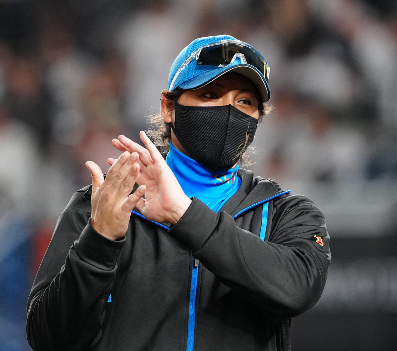ロッテ対日本ハム　ロッテに勝利し、手をたたく日本ハム新庄監督（撮影・鈴木みどり）