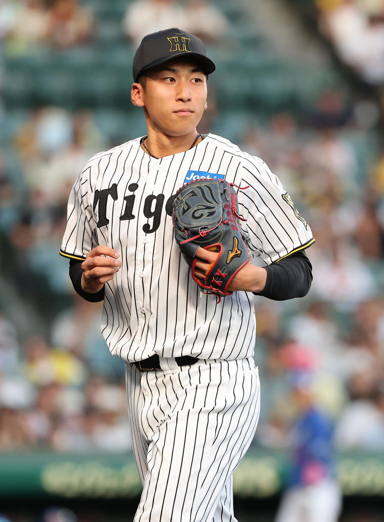 阪神対中日　9回、降板する阪神3番手の茨木（撮影・上田博志）