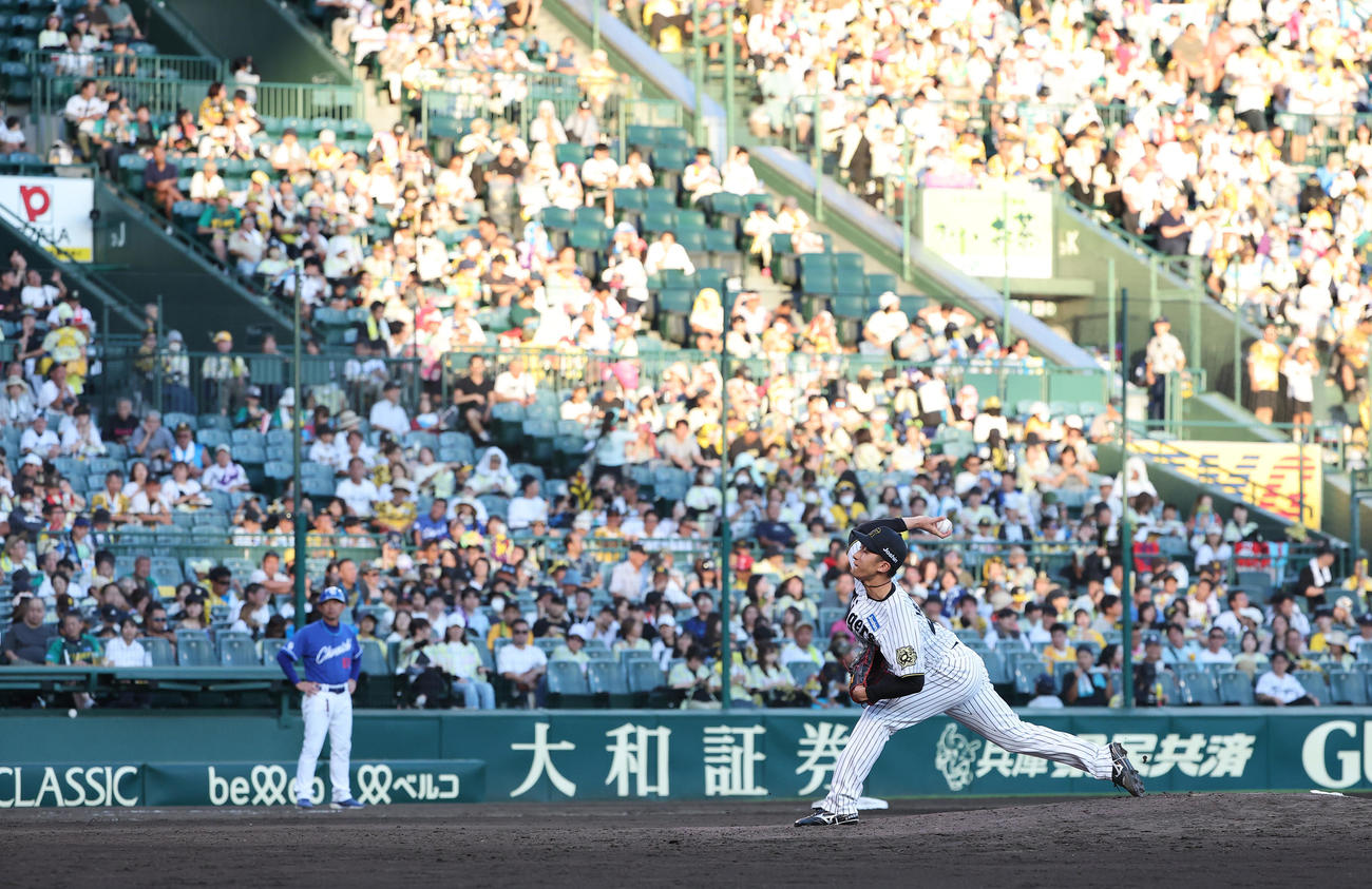阪神対中日　阪神3番手の茨木（撮影・上田博志）
