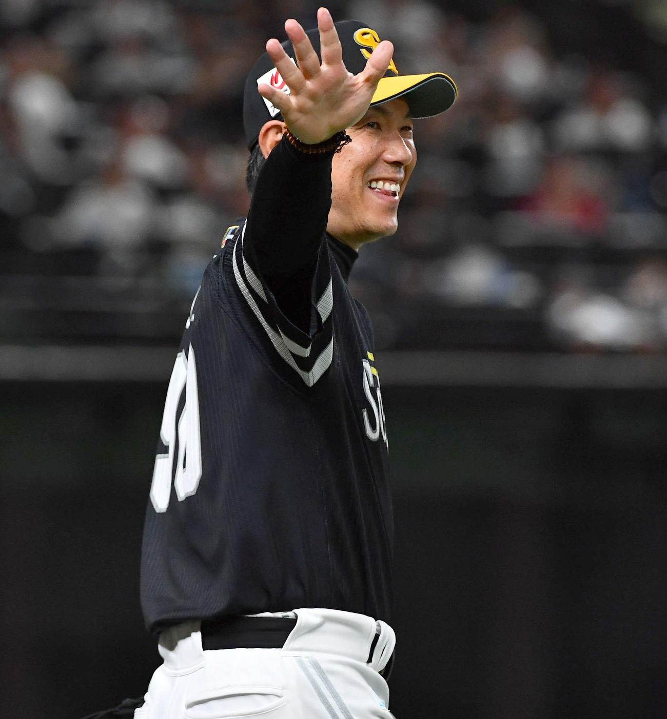 西武対ソフトバンク　リーグ優勝を決め、笑顔でナインの集まるマウンドへ向かうソフトバンク小久保監督（撮影・岩下翔太）