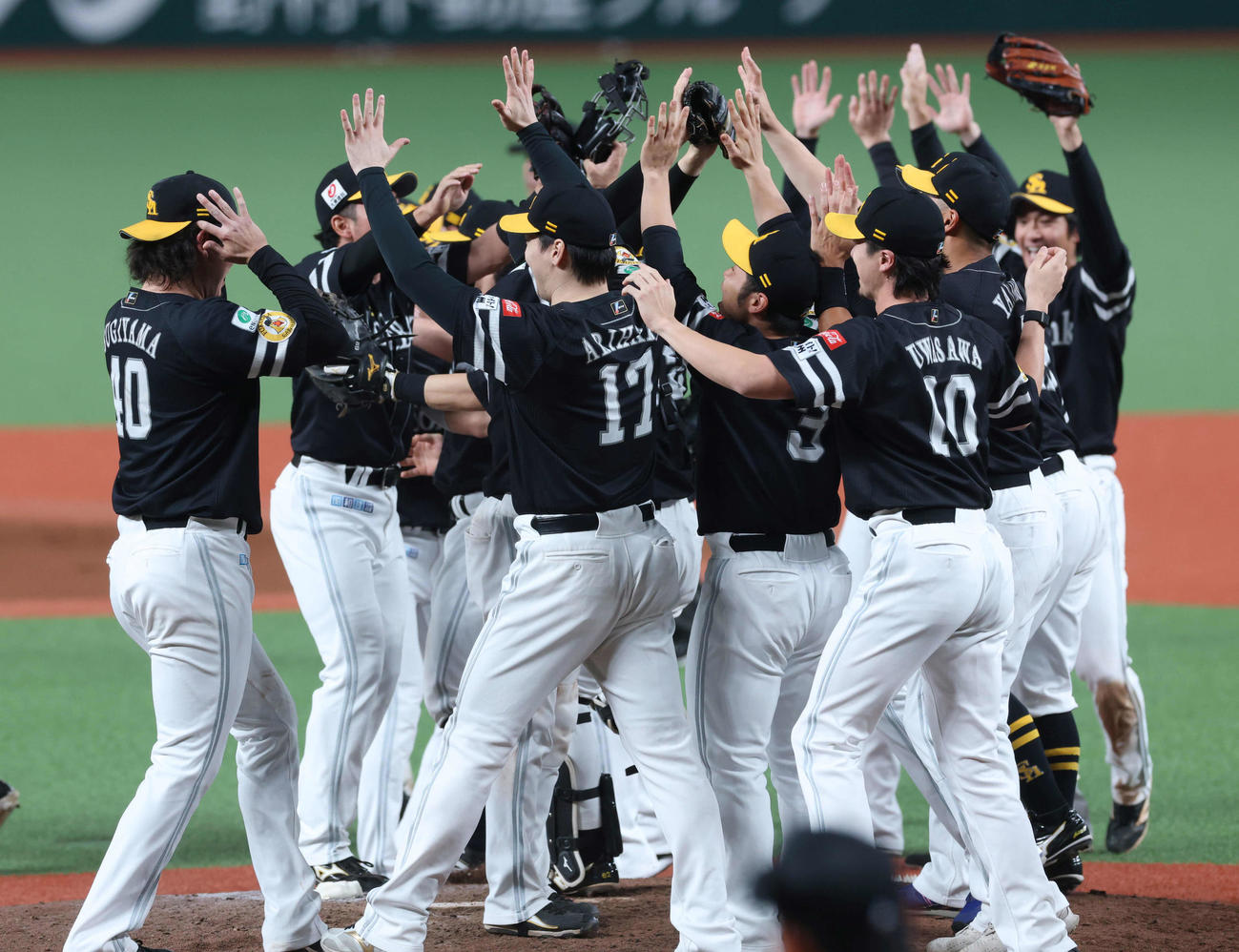 西武対ソフトバンク　優勝が決まり、マウンドで喜ぶソフトバンクナイン（撮影・増田悦実）