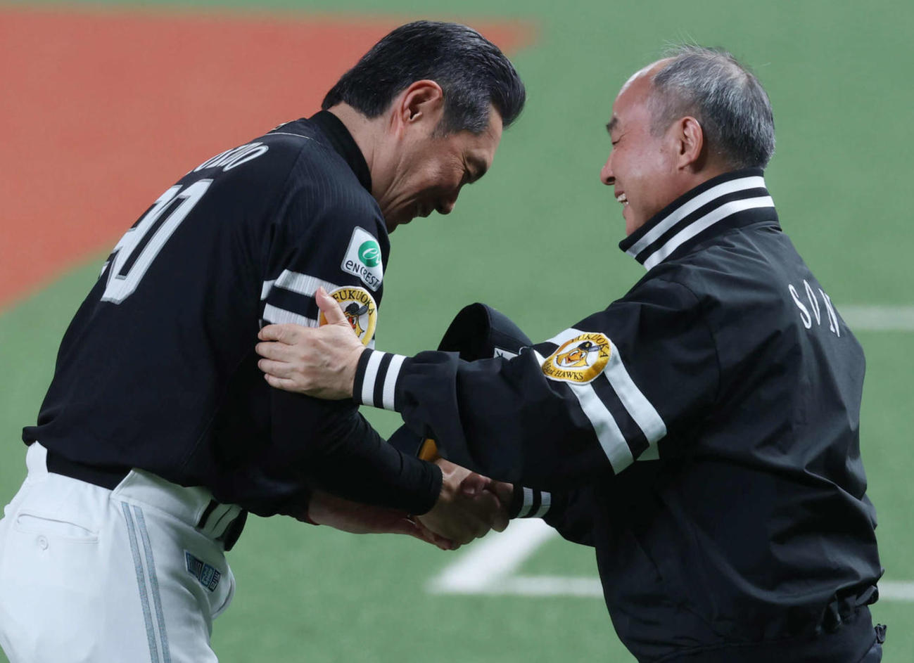 西武対ソフトバンク　優勝が決まり、握手を交わすソフトバンク孫オーナー（右）と小久保監督（撮影・増田悦実）