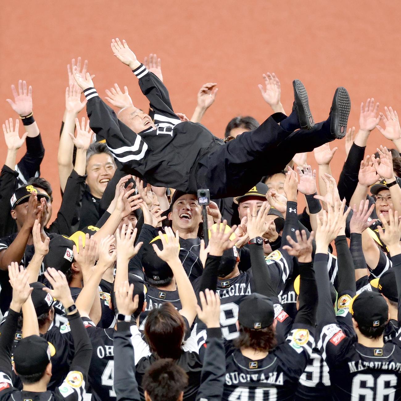 西武対ソフトバンク　リーグ優勝を決め、ナインから胴上げの祝福を受けるソフトバンク孫オーナー（撮影・河田真司）