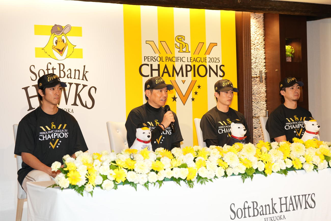 記者会見に臨む、左からソフトバンク柳町、小久保監督、周東、上沢（撮影・井上学)