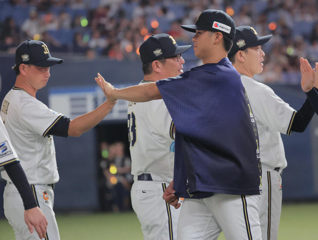 オリックス対楽天　勝利を祝う山下（右）と岸田監督（撮影・宮崎幸一）