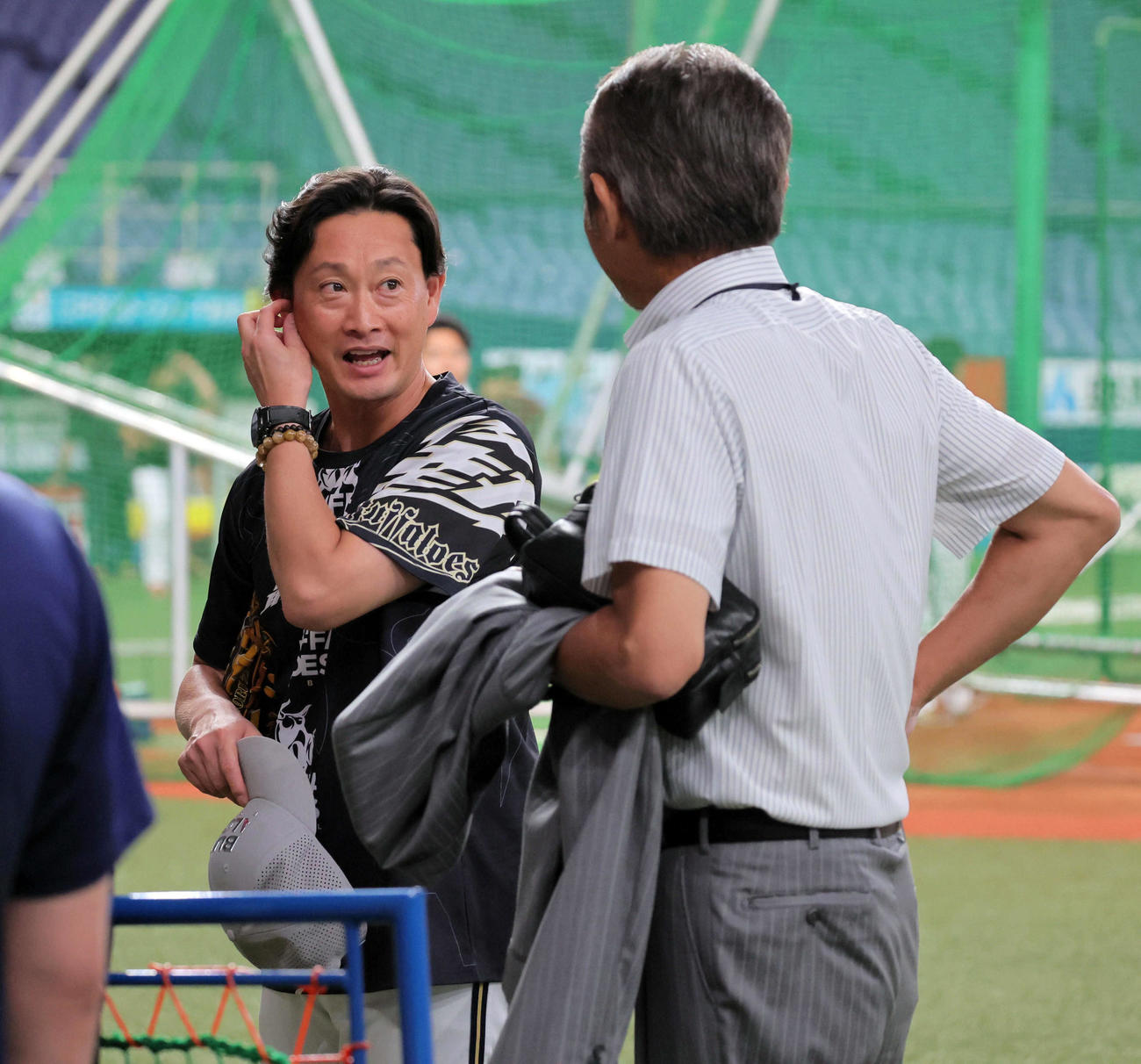 オリックス対楽天　野田浩司氏と話すオリックス岸田監督（撮影・宮崎幸一）