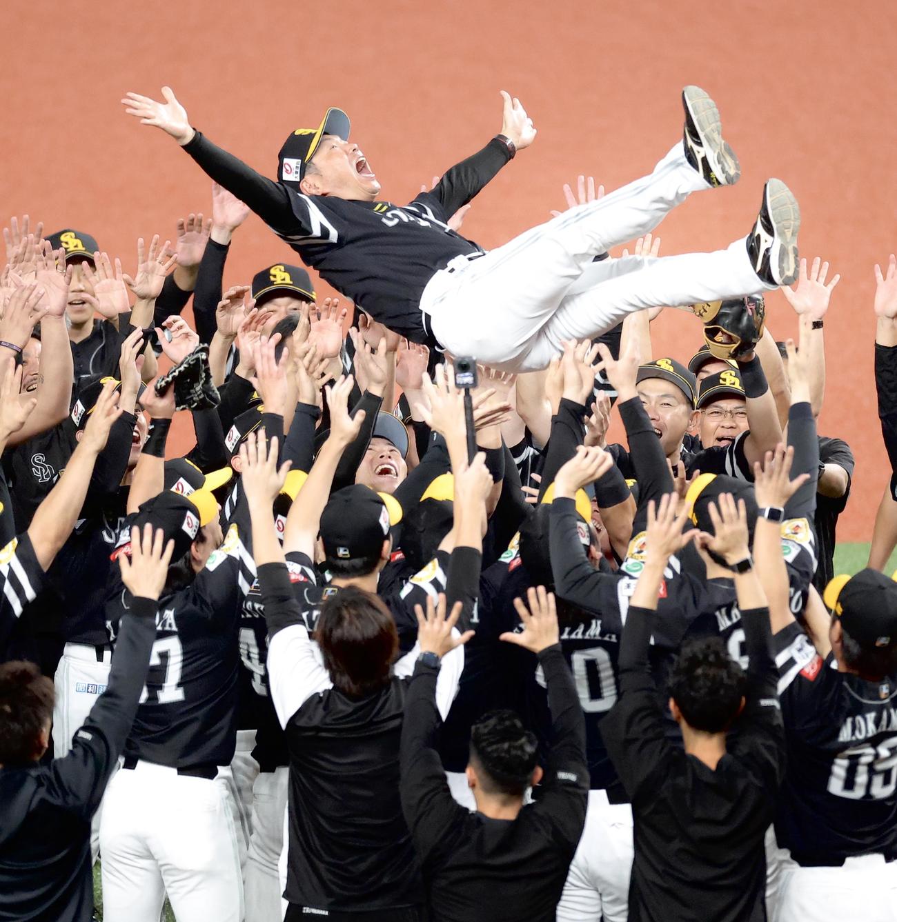 西武対ソフトバンク　リーグ優勝を決め、ナインから胴上げの祝福を受けるソフトバンク小久保監督（撮影・河田真司）