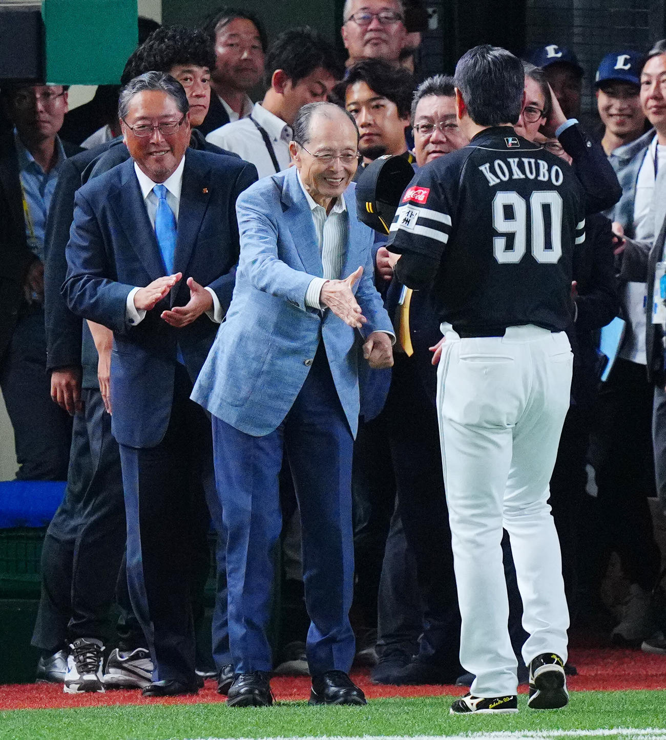 西武対ソフトバンク　優勝を決めたソフトバンク小久保監督（右）をねぎらう王会長（中央）（撮影・垰建太）