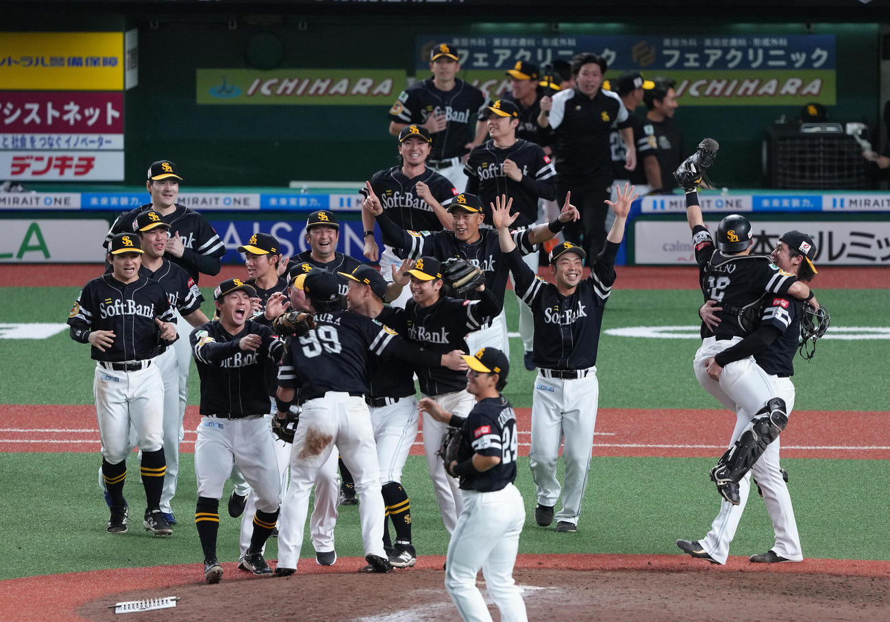 西武対ソフトバンク　リーグ連覇を果たし喜ぶソフトバンクの選手ら（撮影・足立雅史）
