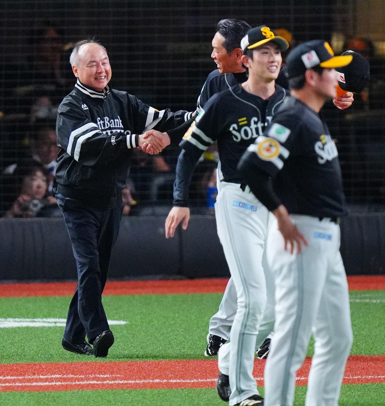 西武対ソフトバンク　優勝を決めたソフトバンク小久保監督（左から2人目）から胴上げを促される孫オーナー（撮影・垰建太）