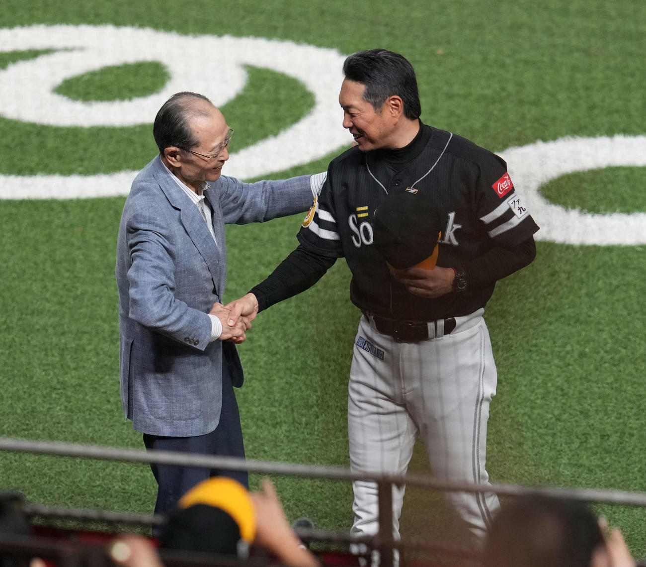 西武対ソフトバンク　優勝し握手するソフトバンク小久保監督（右）と王貞治氏（撮影・井上学）