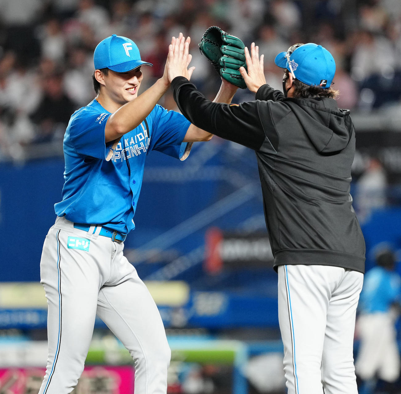 ロッテ対日本ハム　プロ初完封勝利の日本ハム達（左）は新庄監督と笑顔でハイタッチ（撮影・鈴木みどり）