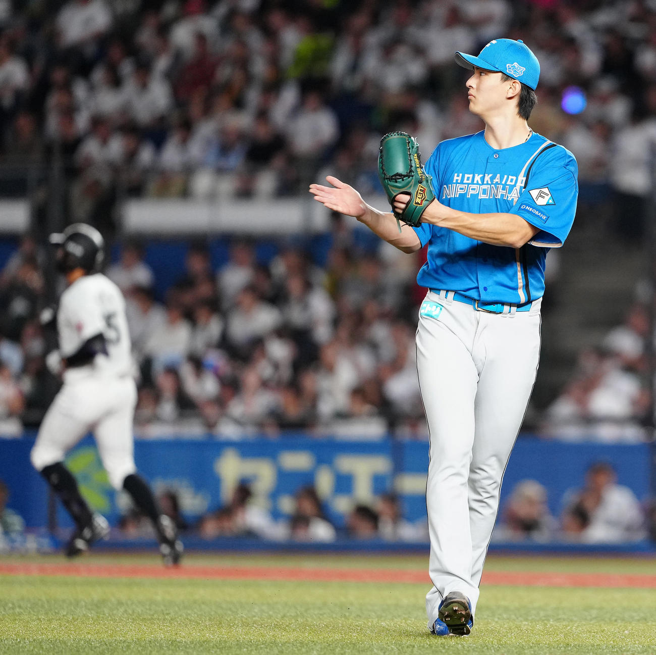 ロッテ対日本ハム　8回裏ロッテ2死、岡を右飛に仕留め、グラブをたたく達（撮影・鈴木みどり）