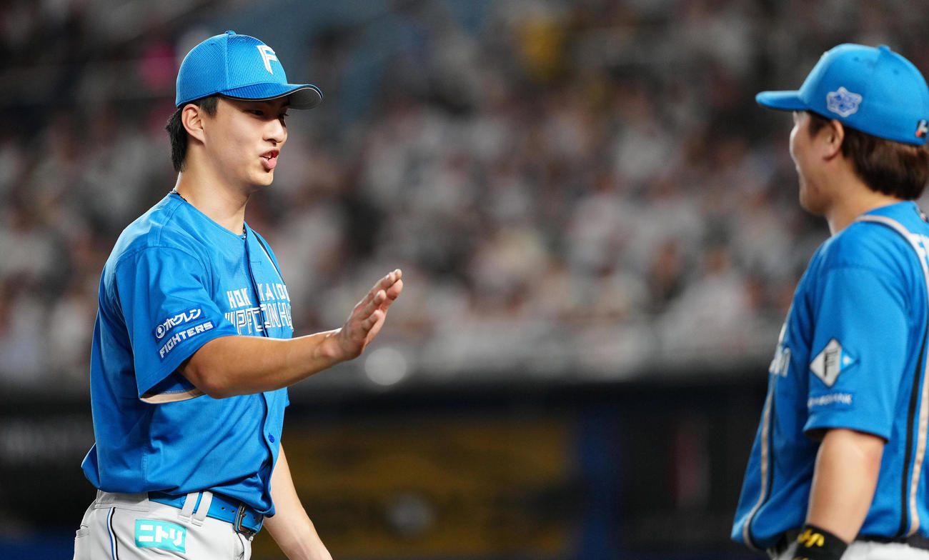 ロッテ対日本ハム　8回裏まで無失点に抑え、笑顔でベンチへ戻る日本ハム達（撮影・鈴木みどり）