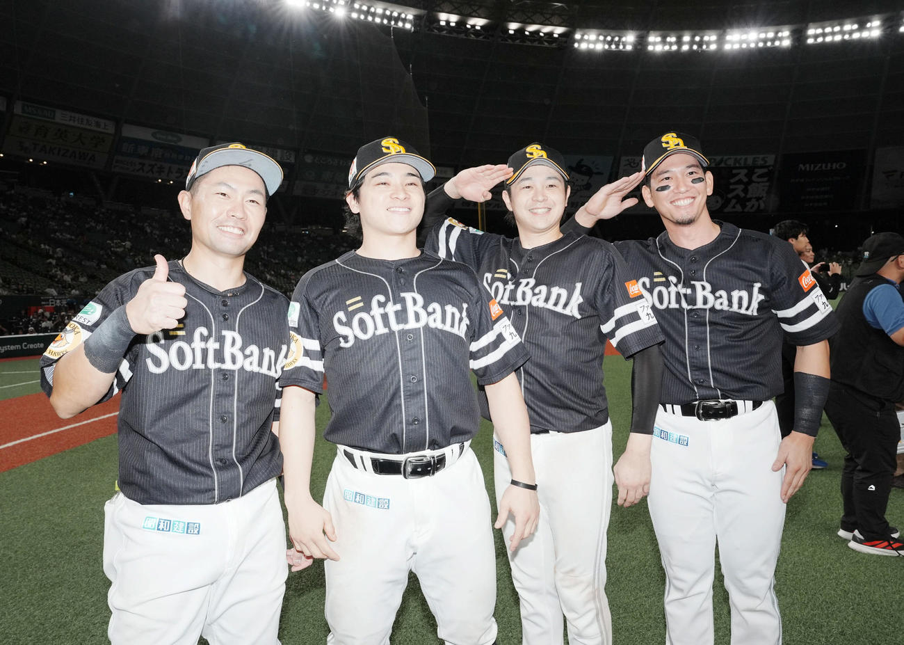 西武対ソフトバンク　記念撮影に納まる、左から中村晃、谷川原健太、川瀬晃、栗原陵矢（撮影・たえ見朱実）