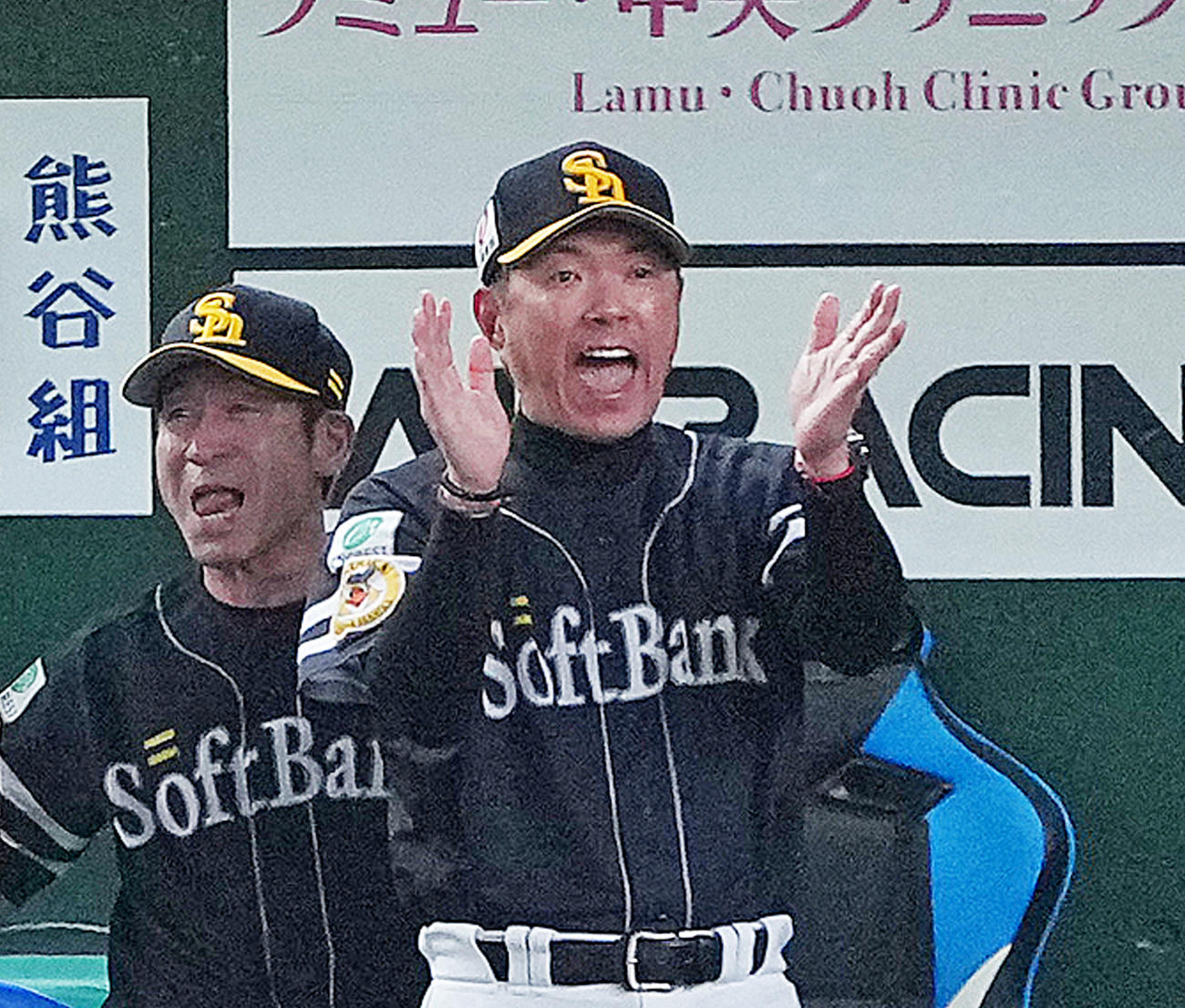 西武対ソフトバンク　５回表ソフトバンク１死一、二塁、栗原の２点適時二塁打で勝ち越し、手をたたいて喜ぶ小久保監督（撮影・足立雅史）