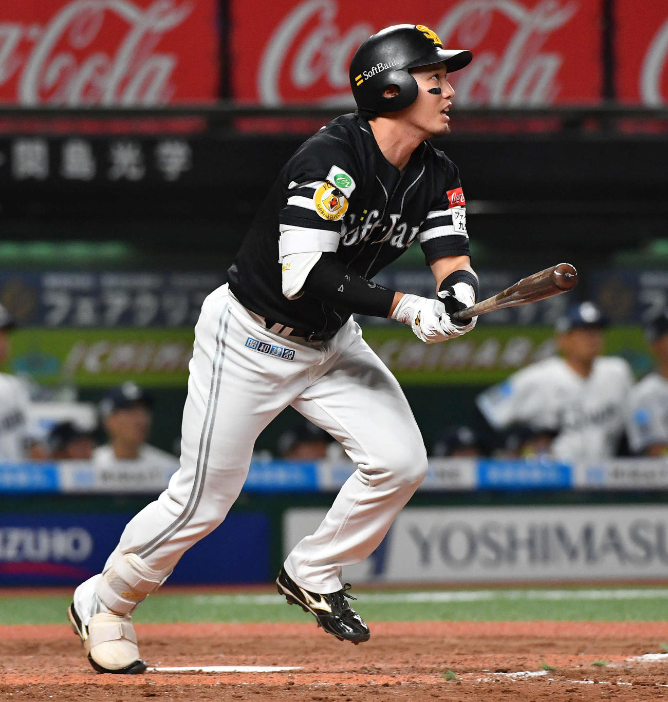 西武対ソフトバンク　5回表ソフトバンク1死一、二塁、栗原は勝ち越しの2点適時中二塁打を放つ（撮影・岩下翔太）