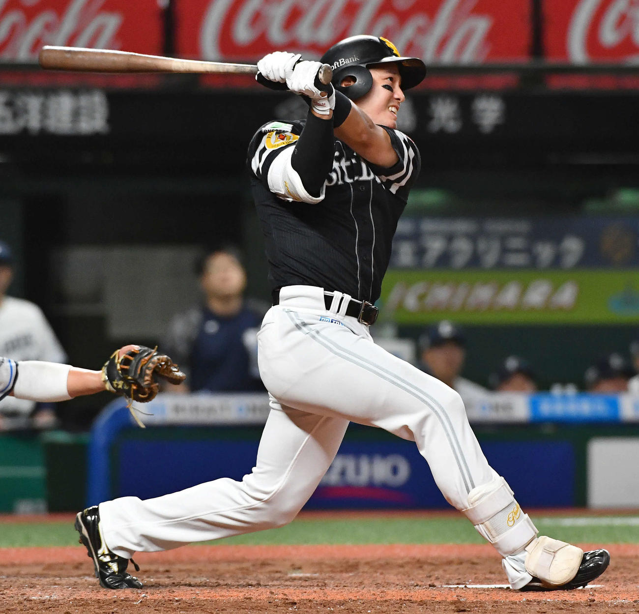 西武対ソフトバンク　5回表ソフトバンク1死一、二塁、栗原は勝ち越しの2点適時中二塁打を放つ（撮影・岩下翔太）
