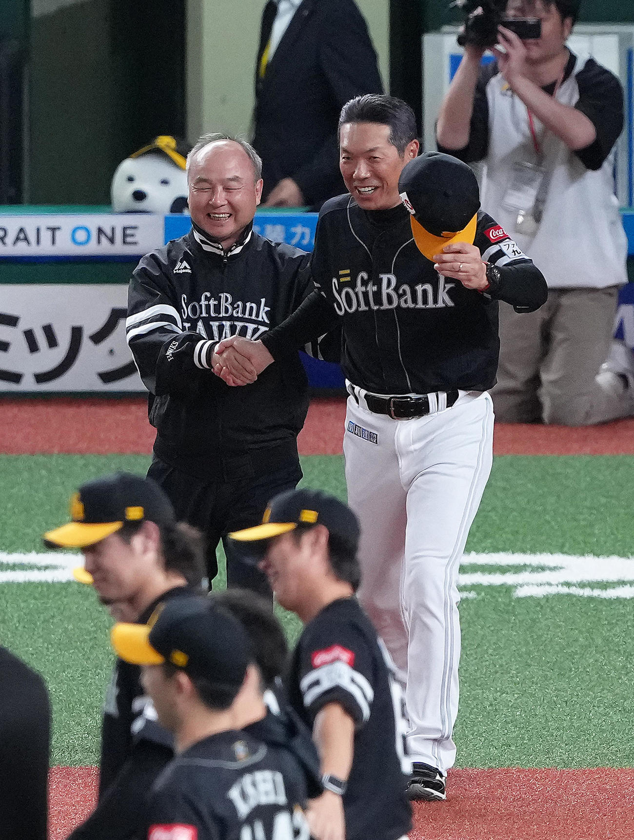 西武対ソフトバンク　リーグ連覇を果たし笑顔で握手を交わすソフトバンクの孫オーナー（左）と小久保監督（撮影・足立雅史）