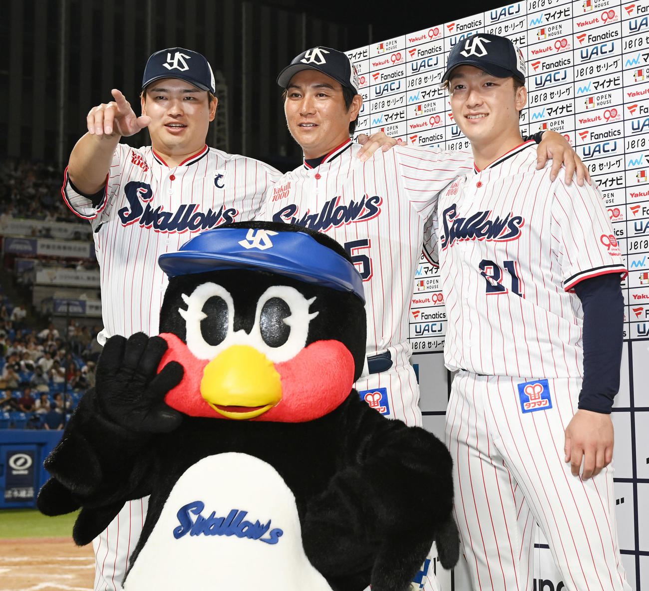 ヤクルト対広島　お立ち台で記念撮影を行う左からヤクルト村上、川端、吉村（撮影・清水貴仁）
