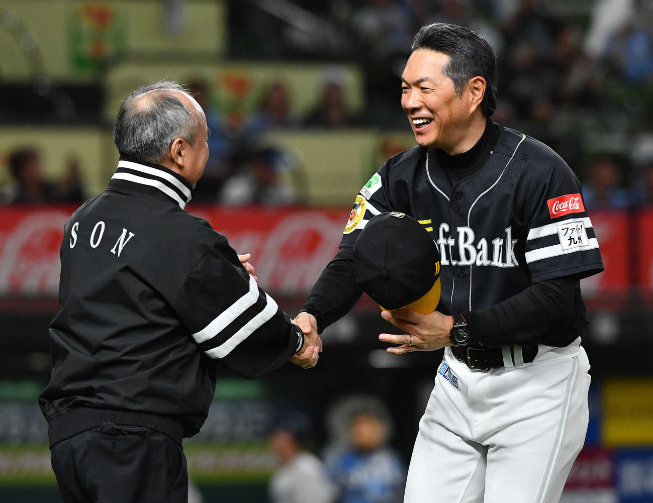 西武対ソフトバンク　リーグ優勝を決め、孫オーナー（左）と笑顔で握手を交わすソフトバンク小久保監督（撮影・岩下翔太）