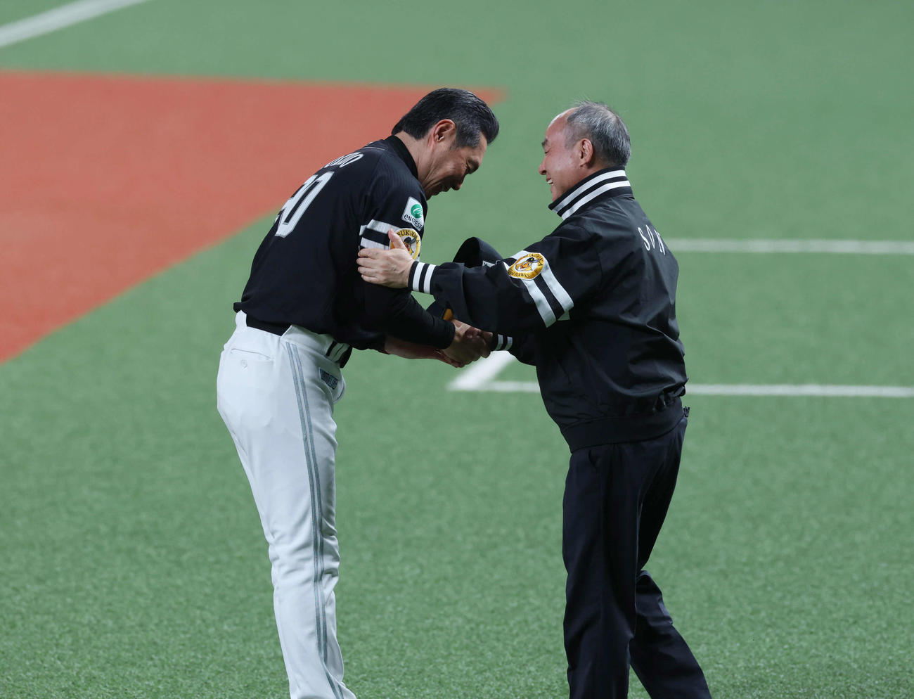 西武対ソフトバンク　優勝が決まり、握手を交わすソフトバンク孫オーナー（右）と小久保監督（撮影・増田悦実）