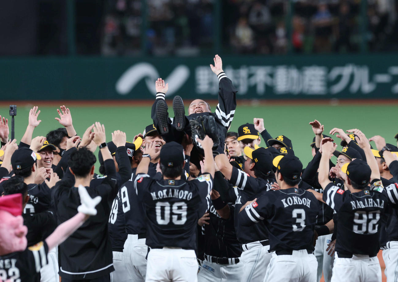 西武対ソフトバンク　優勝が決まり、胴上げされるソフトバンク孫正義オーナー（撮影・増田悦実）