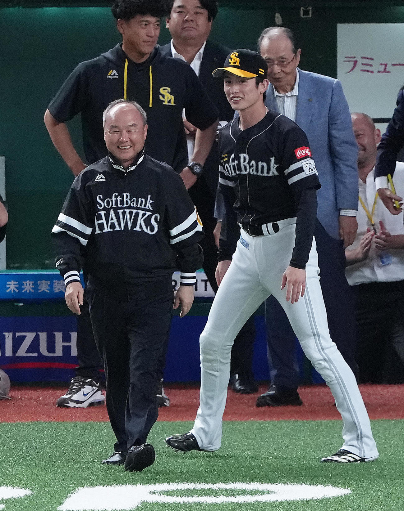 西武対ソフトバンク　リーグ連覇を果たし笑顔で会話を交わすソフトバンクの孫オーナー（左）と周東（撮影・足立雅史）