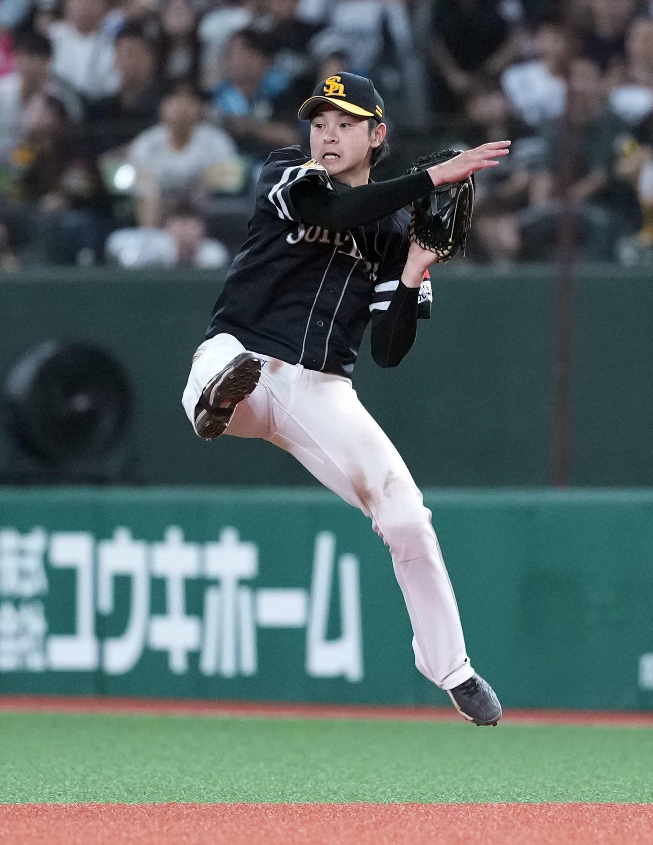 西武対ソフトバンク　6回裏西武無死一塁、山村崇嘉の打球を捕球し二塁にジャンピングスローする二塁手川瀬（撮影・たえ見朱実）