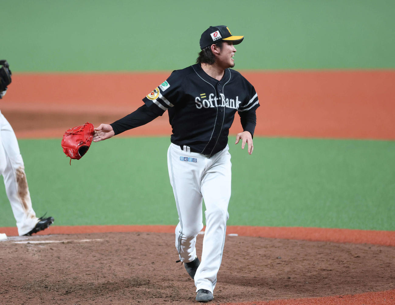 西武対ソフトバンク　優勝が決まり、グローブを投げ喜ぶソフトバンク杉山（撮影・増田悦実）