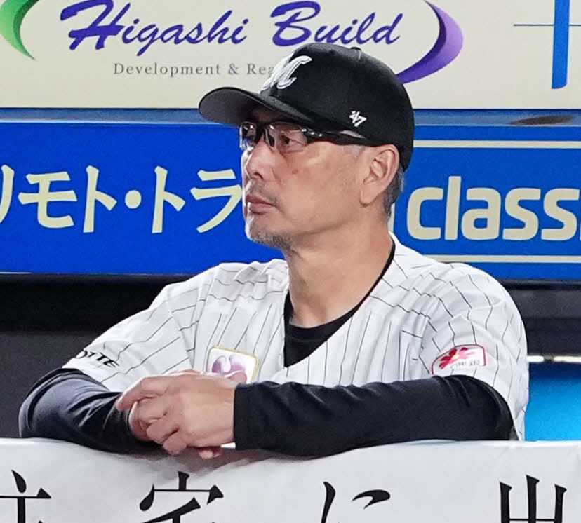 ロッテ対日本ハム　ベンチで浮かない表情のロッテ吉井監督（撮影・鈴木みどり）