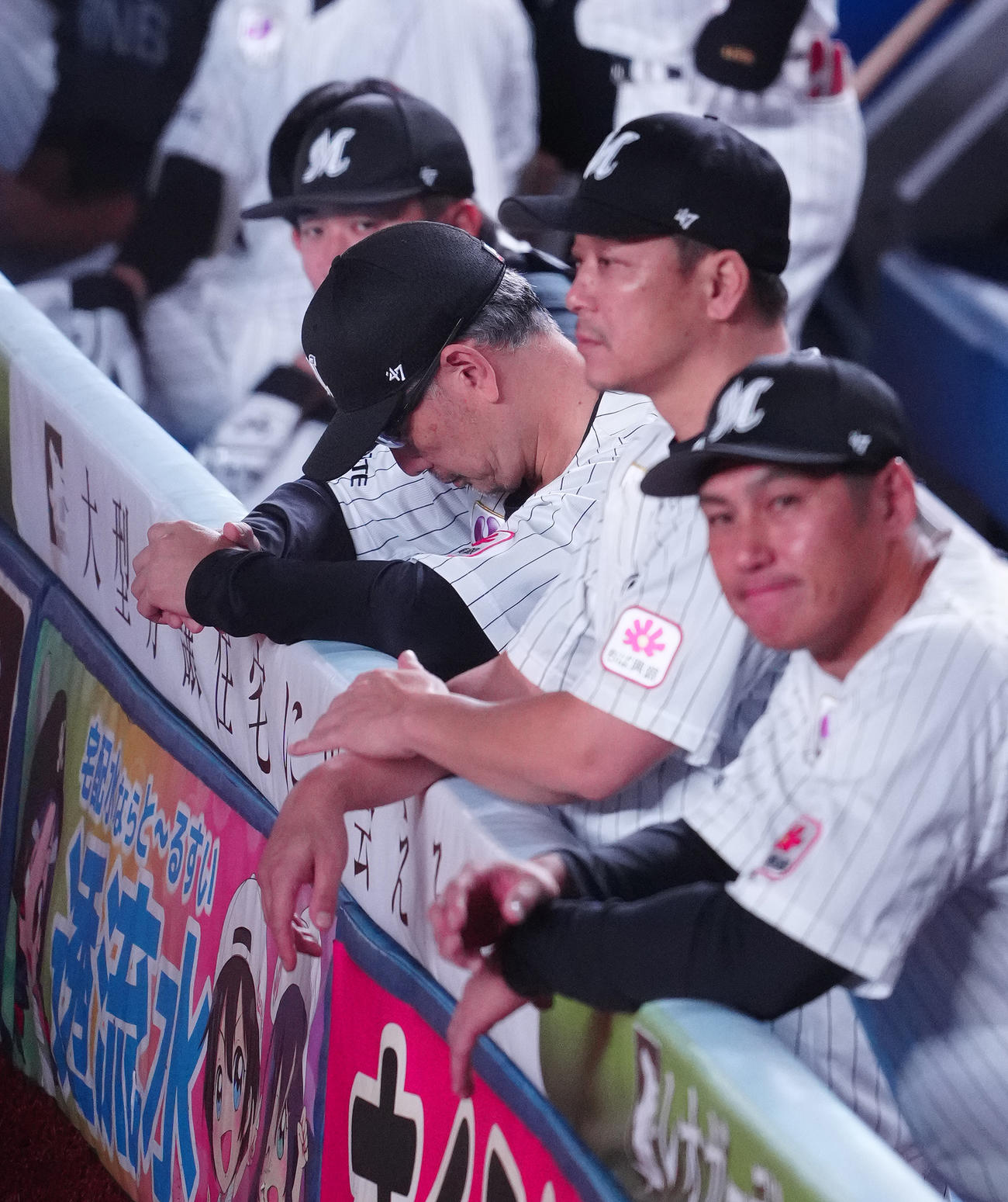 ロッテ対日本ハム　ベンチでうつむくロッテ吉井監督（中央）（撮影・鈴木みどり）